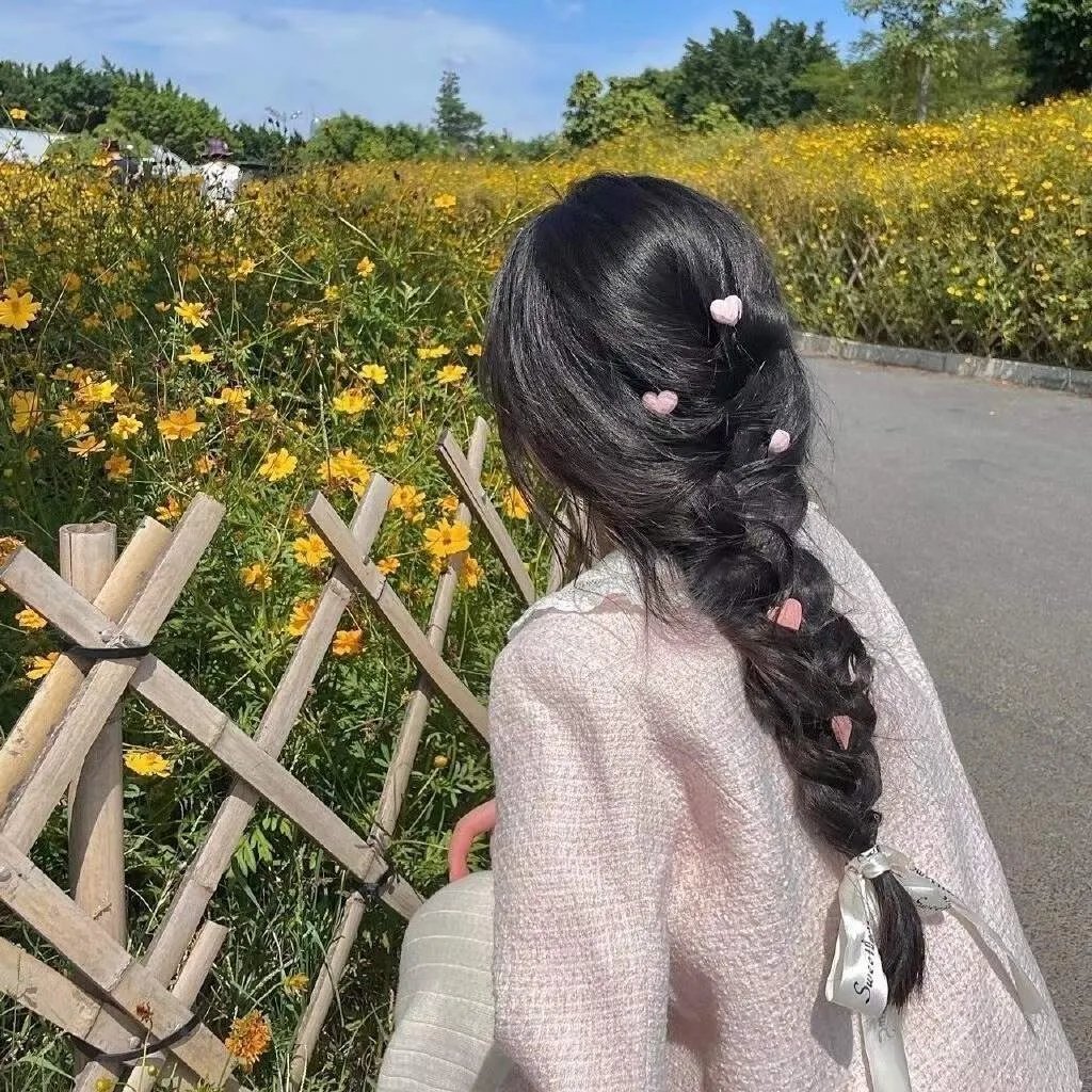 吉普车中的四人